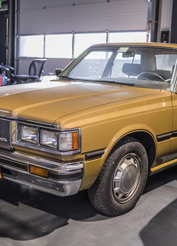 Old-timer die staat bij Best Autotaxaties