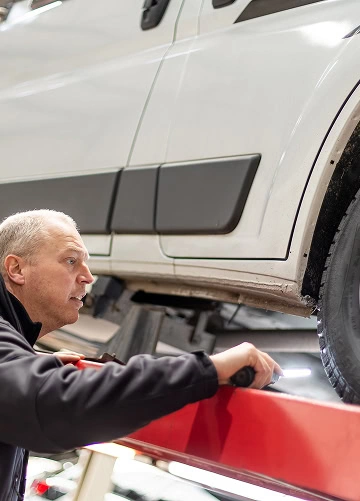 Monteur van Best Autotaxaties die inspectie uitvoert
