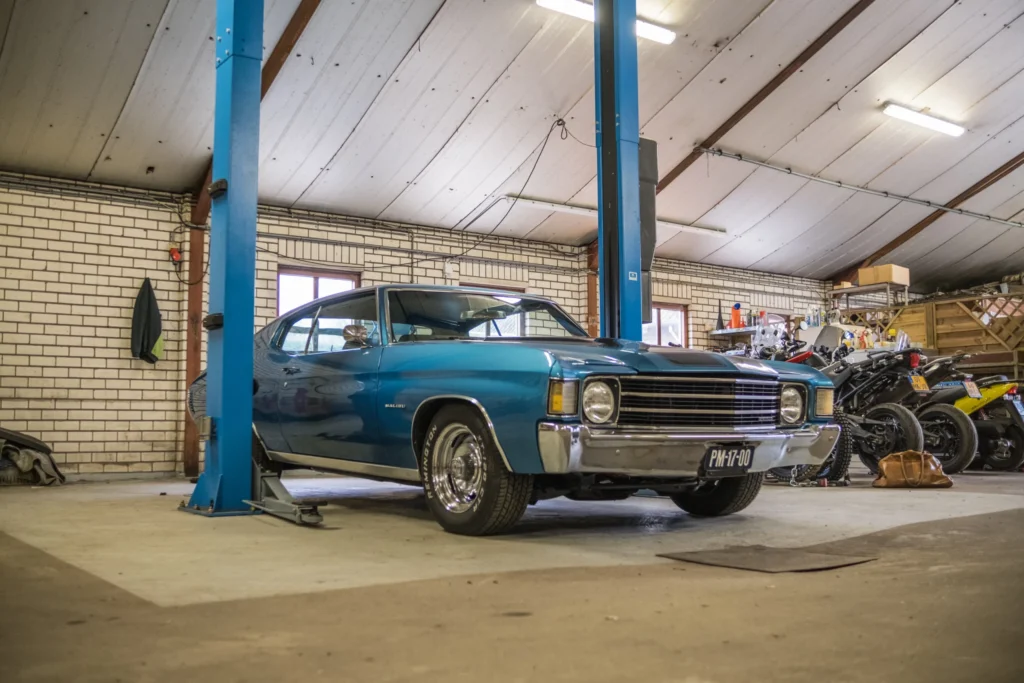 Oldtimer bij Best Autotaxaties die geïnspecteerd wordt